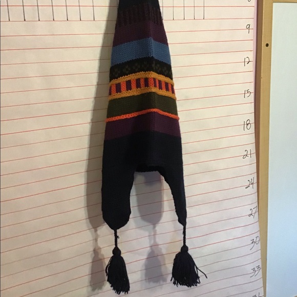 Stocking hat with ear coverings, has tassels too - Picture 7 of 8